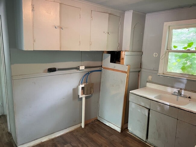 Building Photo - Cute 2 Bedroom House