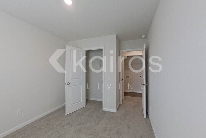 Building Photo - 2185 Banyan Cir