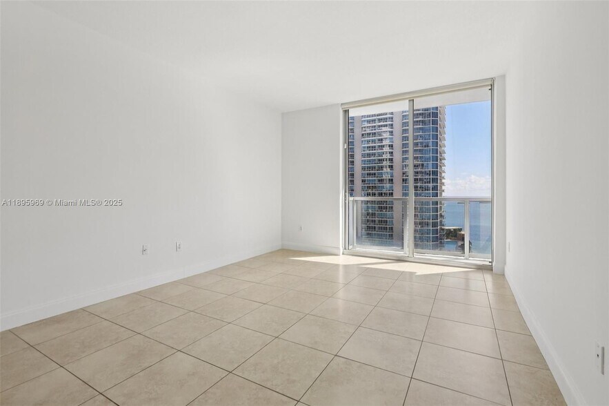 Building Photo - 1060 Brickell Ave