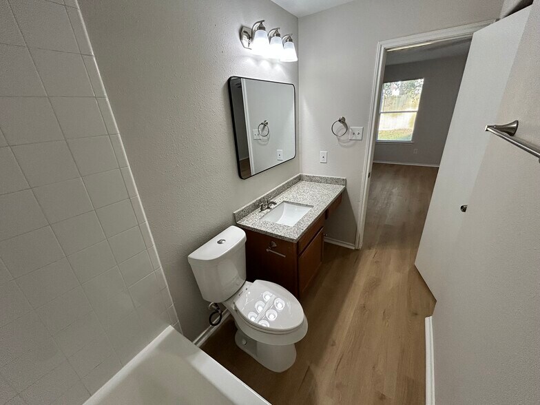Master Bathroom - 16782 Fallen Timbers Dr