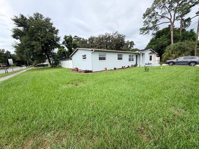 Building Photo - 2510 Sandalwood Dr