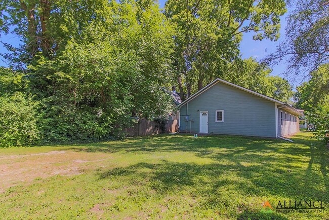 Building Photo - All appliances included, washer/dryer hookups!