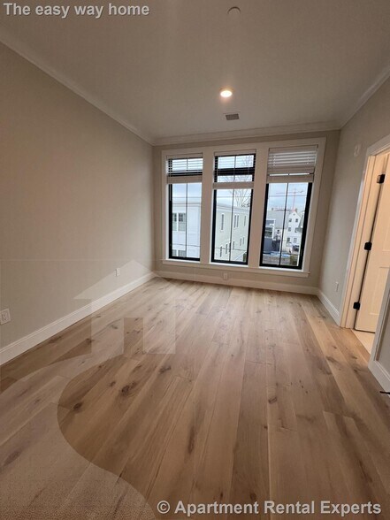 Building Photo - 157 Everett St