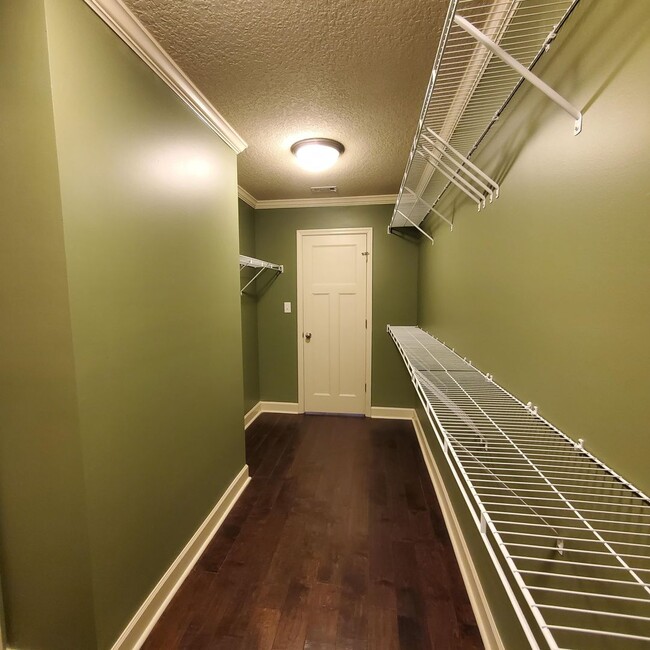 Building Photo - 518 Barnside Ln