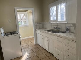 Building Photo - 508 W Holly Ave