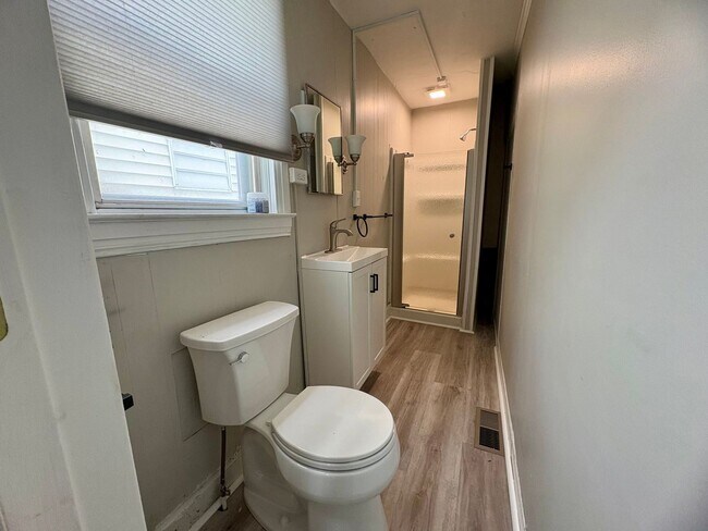 Building Photo - 2 Bedroom 1.5 Bathroom w/Bonus Room in York!