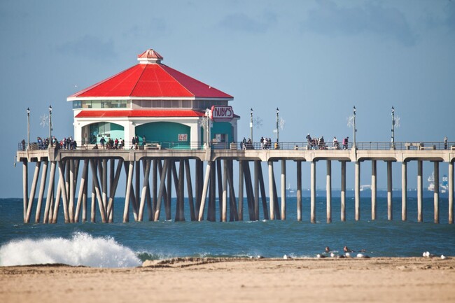 Building Photo - Perfect downtown gated Condo in HB!