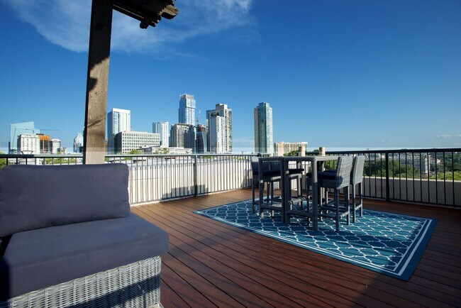 Building Photo - Luxury 1 Bed, 1.5 Bath Loft with Spectacular Downtown City Views