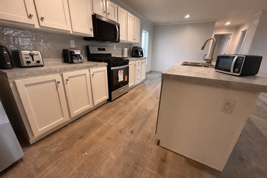 Building Photo - 30 Lapin St