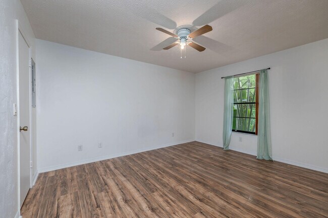 Building Photo - 662 NW Cardinal Dr