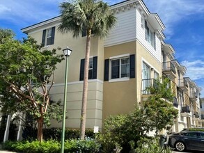 Building Photo - 552 NW 39th Cir