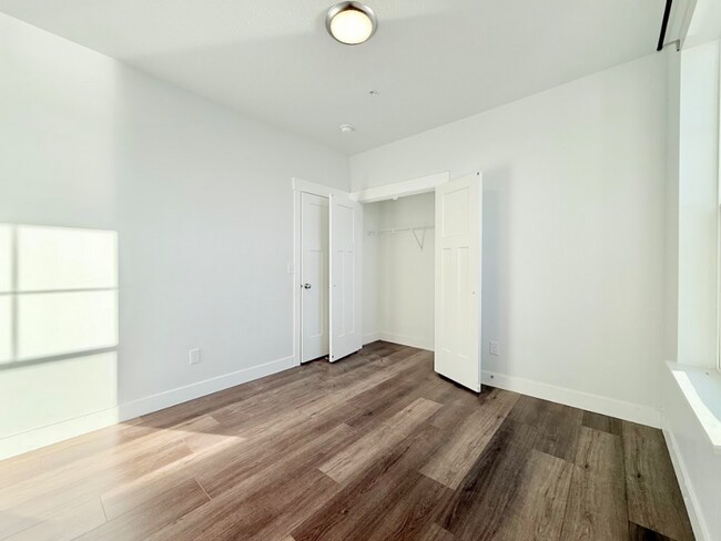 Building Photo - Gorgeous Condo in Vineyard!