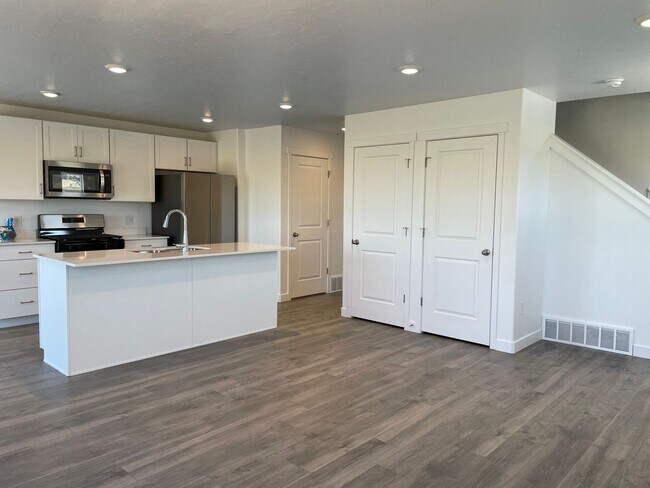 Building Photo - 3-Bedroom Townhome in Santaquin!