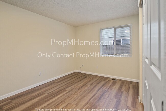 Building Photo - Three Bedroom Ranch In Central Hillsboro w/ Large Fenced Yard!