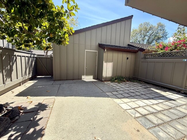 Building Photo - 105 Walnut Hill Ct