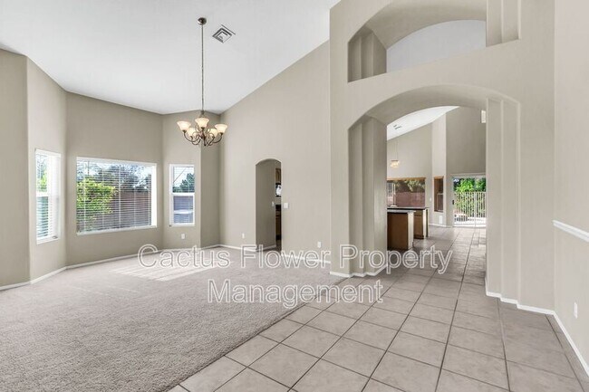 Building Photo - 2524 N Sunrise