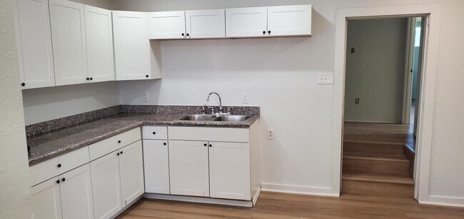 Building Photo - 4815 Pauline Dr
