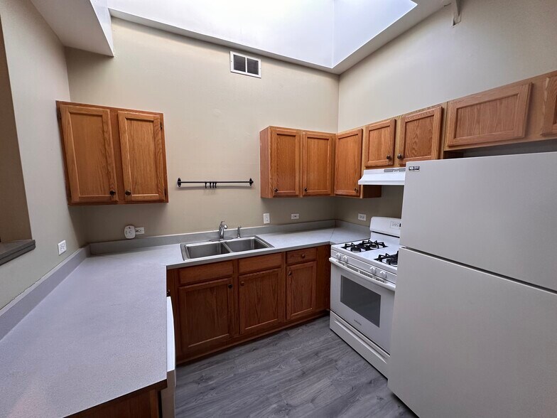 Building Photo - 77 S Lasalle St