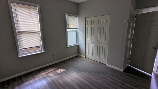 Building Photo - Spacious 4-bedroom, 2-bath home in Akron