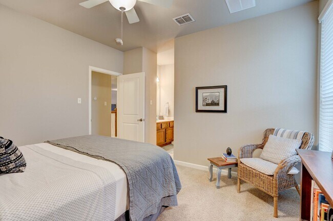 Building Photo - Beautiful 4 Bedroom, 3.5 Bathroom Home with Garage & Private Backyard