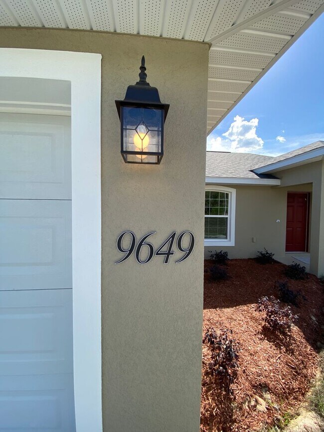 Building Photo - Desirable SE Ocala Neighborhood 3/2/2 *WON'T LAST*