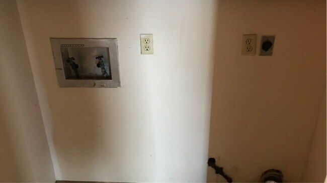 Building Photo - 1000 Sybil Dr