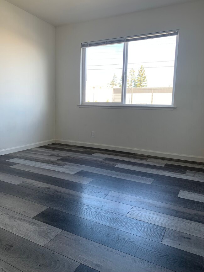 wall to wall laminated flooring - 2247 Pasetta Dr