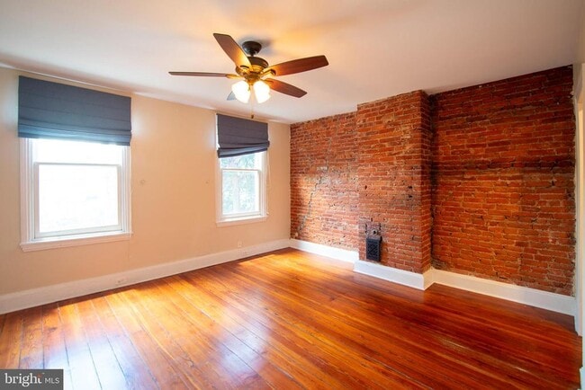 Building Photo - 2211 Bainbridge St