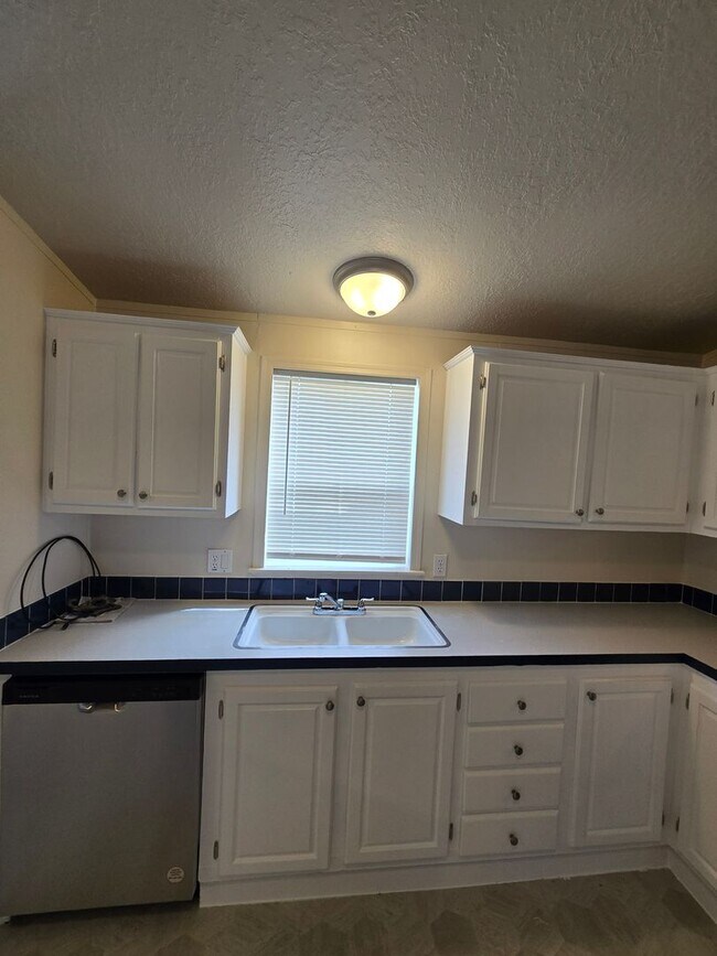 Building Photo - Pet Friendly 3 Bed / 2Bath Home w/ Carport