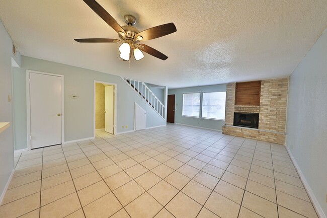 Building Photo - 2 Bedroom Townhome available for Immediate...