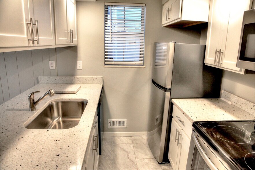 Building Photo - 306 E 17th Ave