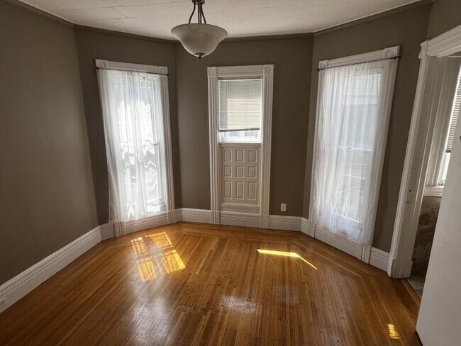 Building Photo - 213 Oxford St