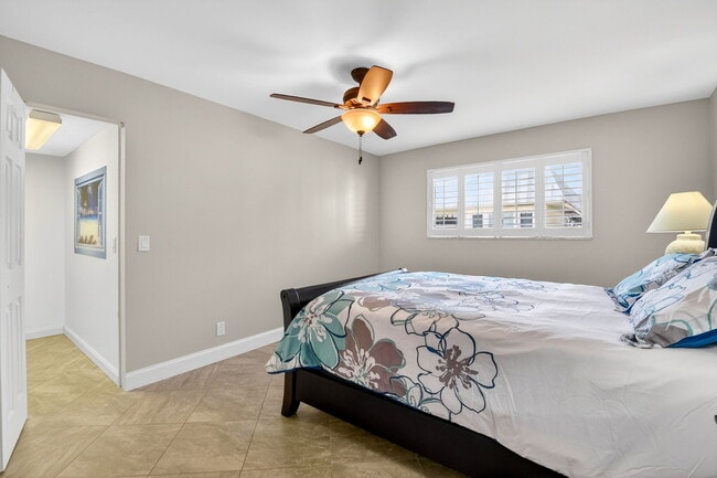 Building Photo - 18 Colonial Club Dr