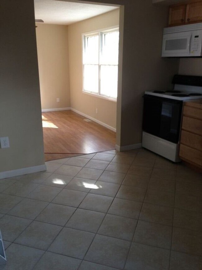 Building Photo - 2303 Glenoak Dr