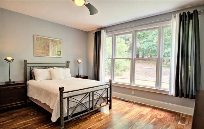 Building Photo - 4 bedroom/ 3.5 bathroom- Stonehouse