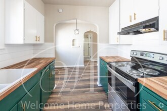 Building Photo - Newly Updated 2 Bedroom With Detached Gara...