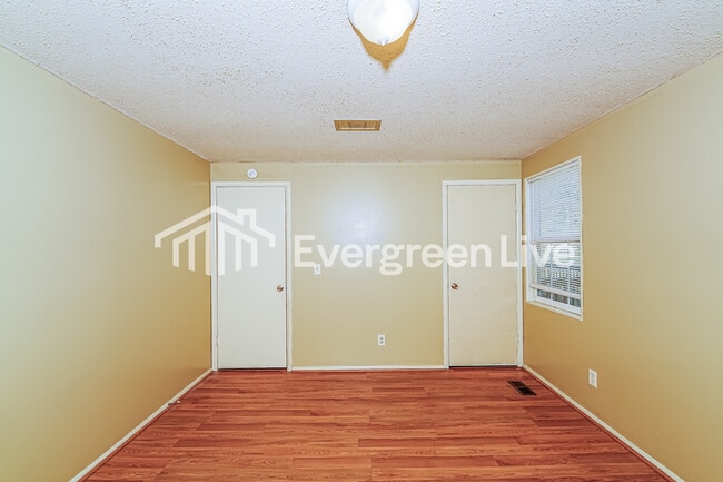 Building Photo - 2524 Oak Leaf Ln