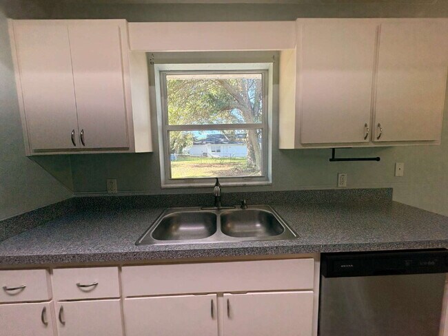 Building Photo - Charming Rental Home in Northwest Ocala – Comfort, Convenience & Value!