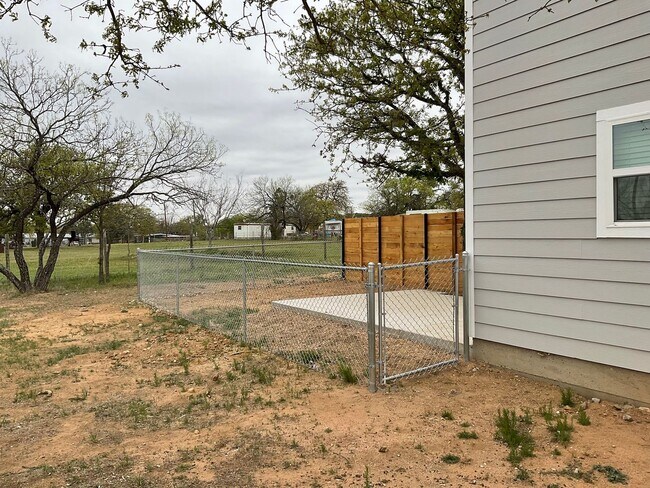 Building Photo - COMING SOON!!!!! Beautiful 2 Bedroom, 1.5 Bath Duplex in Kingsland, TX.
