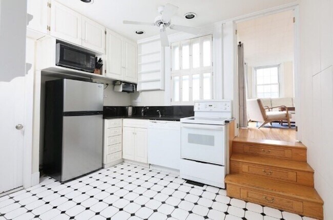 Building Photo - 296 Marlborough St