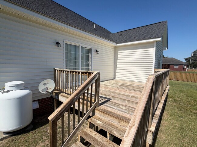 Building Photo - Updated 3 BR Home in Woodridge Estates~LAWN CARE INCLUDED