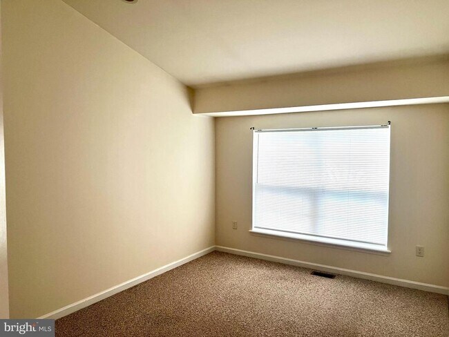 Building Photo - 2037 Powell Dr