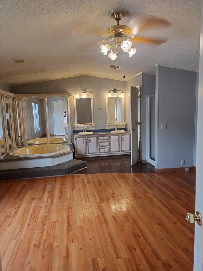 Building Photo - 719 Golden Point