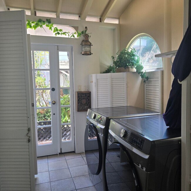Building Photo - Warm & Welcoming Home Near Melrose with Room to Live, Work & Create
