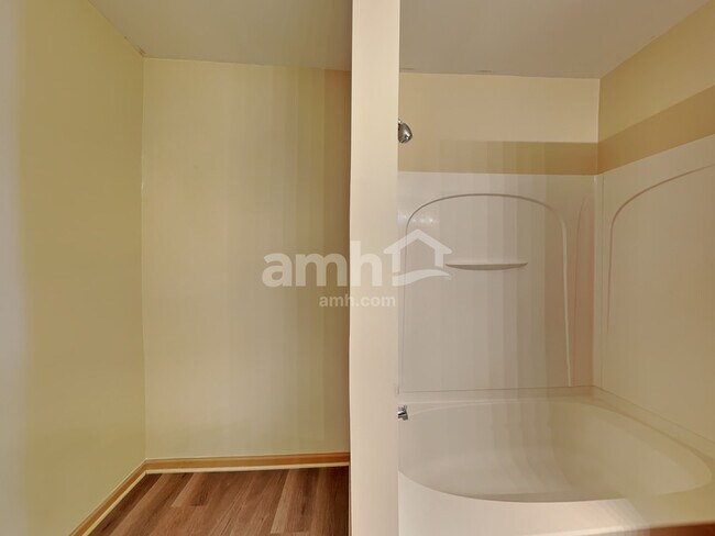 Building Photo - 39861 Waterloo Dr