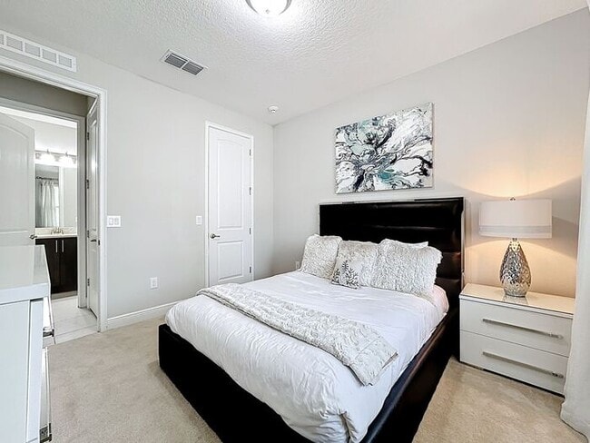 Building Photo - 8 Bedrooms 7 baths on a resort community