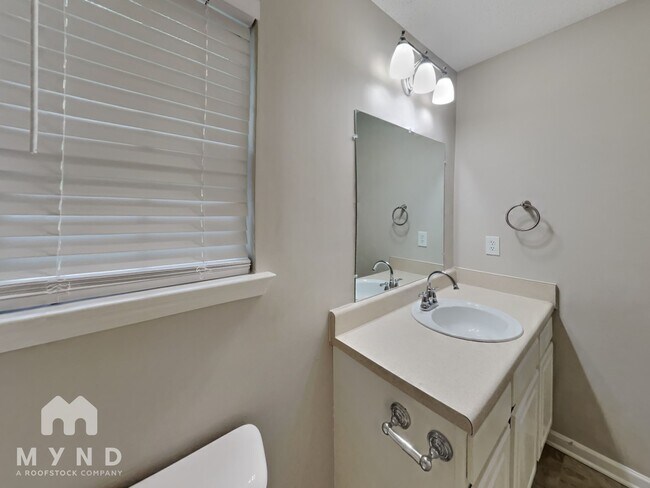 Building Photo - 227 London Dr