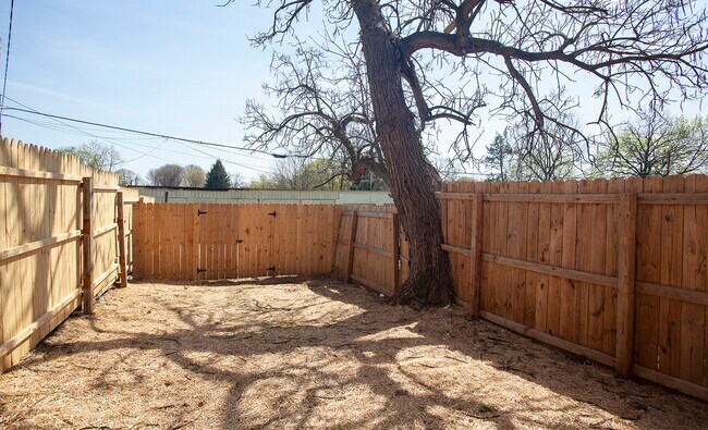 Building Photo - 333 S Ann St