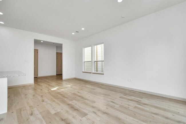 Building Photo - 2119 Esther Dr