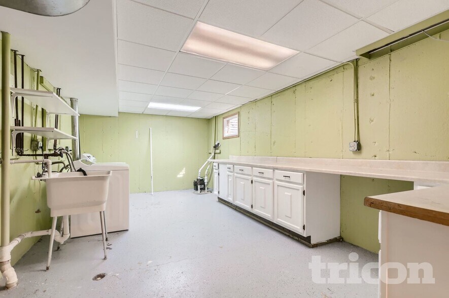 Building Photo - 2453 Crescent Ln S